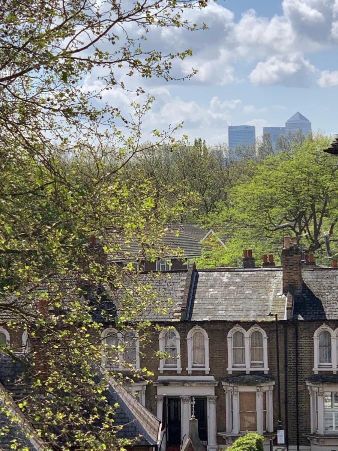 Lovely Apartment In Victoria Park Village Londra Esterno foto