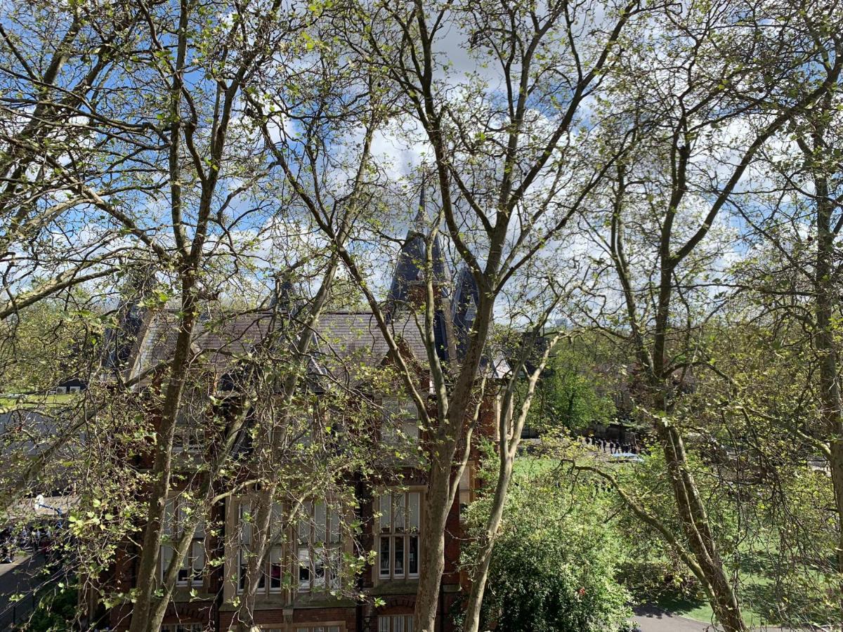 Lovely Apartment In Victoria Park Village Londra Esterno foto