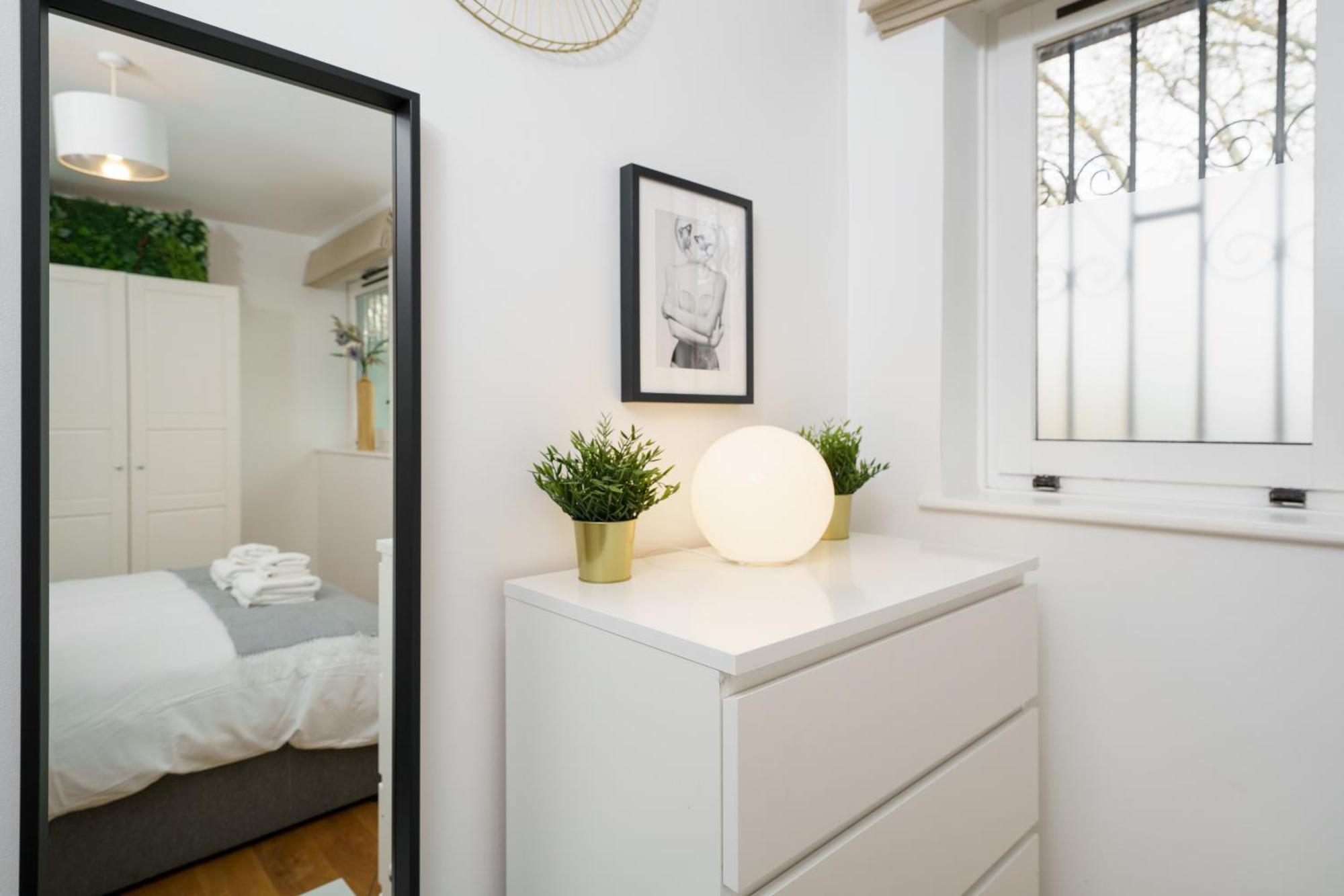 Lovely Apartment In Victoria Park Village Londra Esterno foto