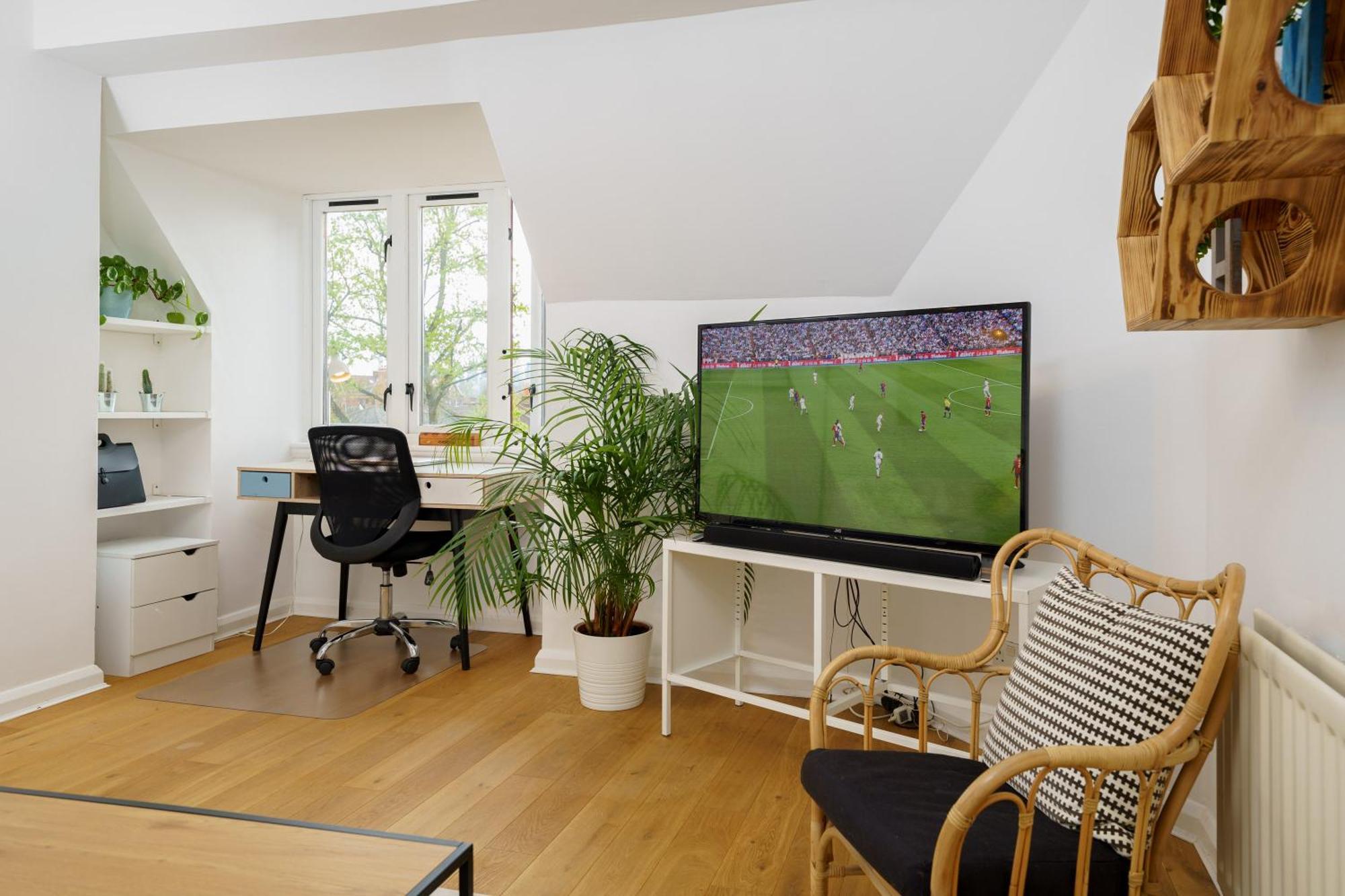 Lovely Apartment In Victoria Park Village Londra Esterno foto