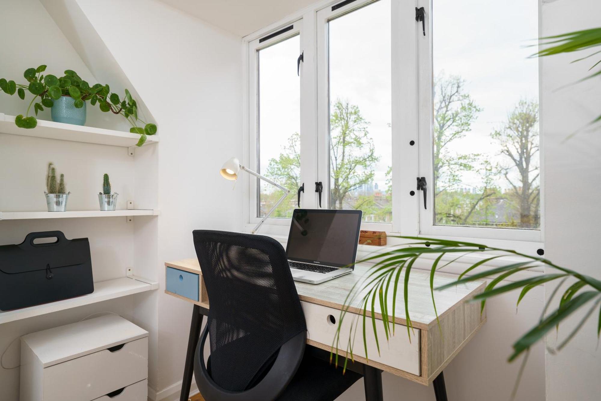 Lovely Apartment In Victoria Park Village Londra Esterno foto