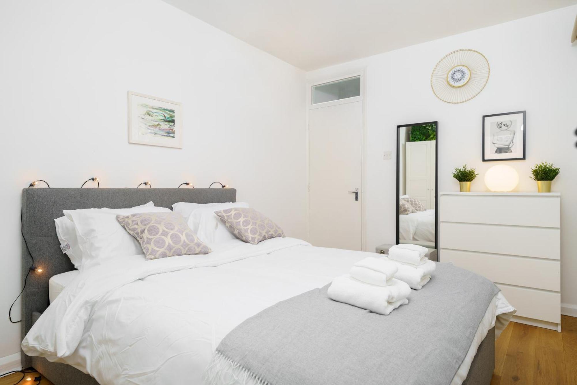 Lovely Apartment In Victoria Park Village Londra Esterno foto