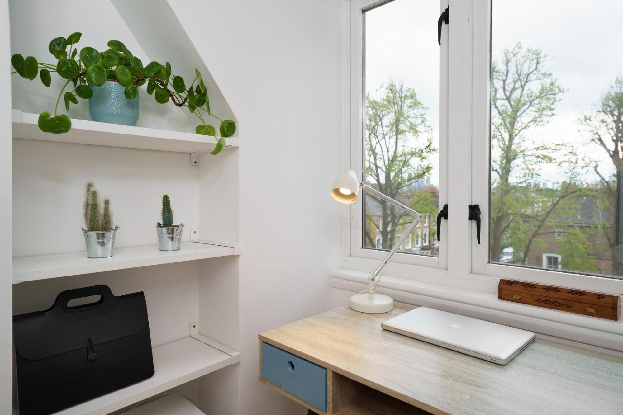 Lovely Apartment In Victoria Park Village Londra Esterno foto