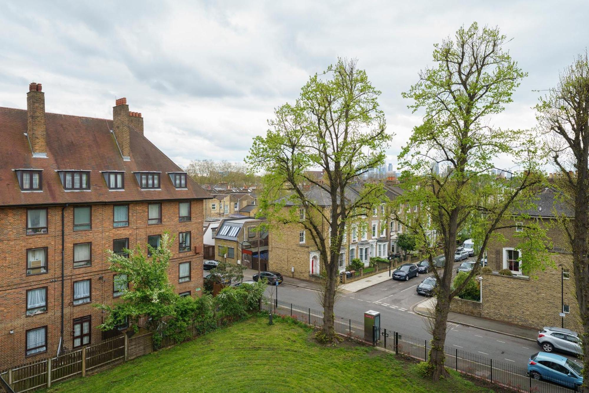 Lovely Apartment In Victoria Park Village Londra Esterno foto